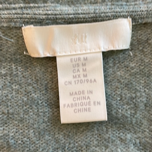 EUC Green oversized HM sweater size medium - Picture 2 of 4